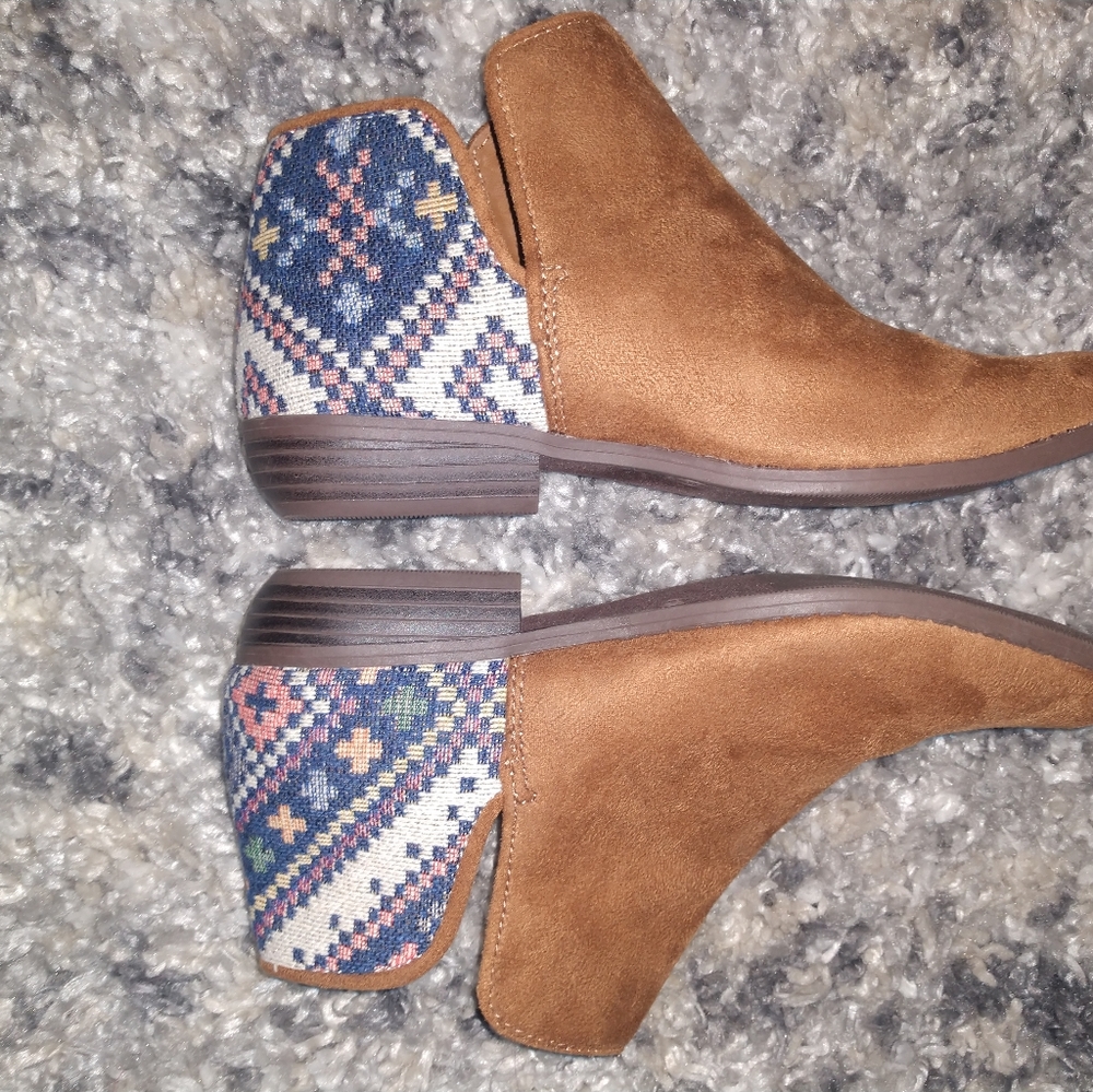 Girls suede like Aztec boots.